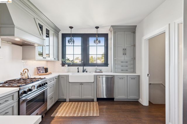 906 Paramount Rd, Oakland, CA 94610