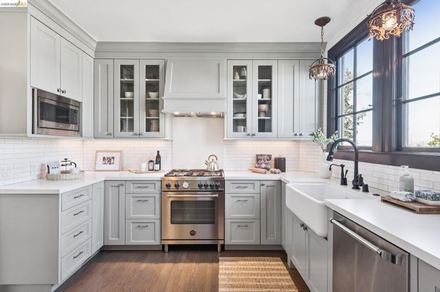 906 Paramount Rd, Oakland, CA 94610