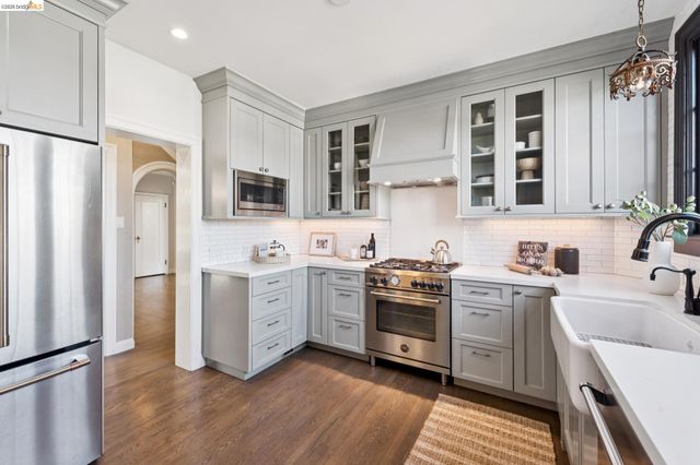 906 Paramount Rd, Oakland, CA 94610