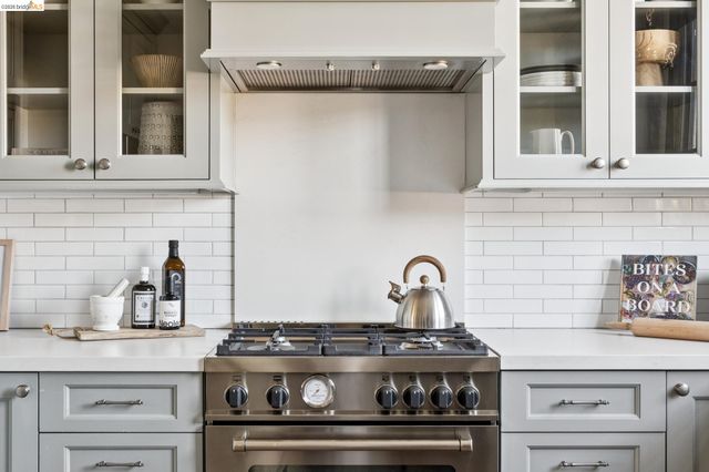 906 Paramount Rd, Oakland, CA 94610