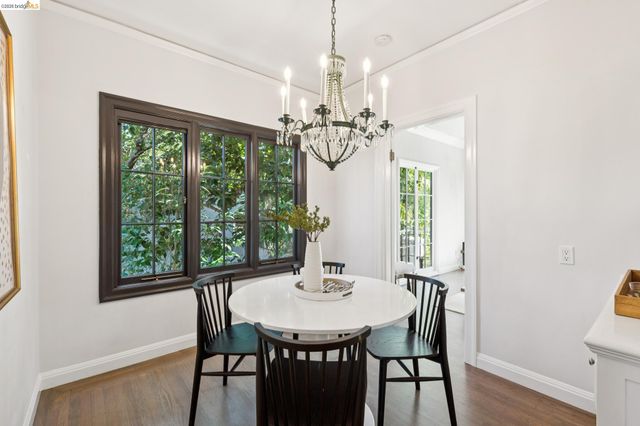 906 Paramount Rd, Oakland, CA 94610