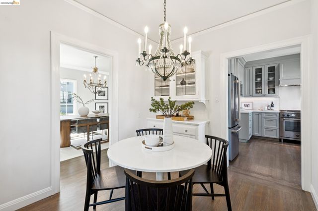 906 Paramount Rd, Oakland, CA 94610