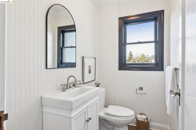 906 Paramount Rd, Oakland, CA 94610