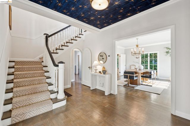 906 Paramount Rd, Oakland, CA 94610