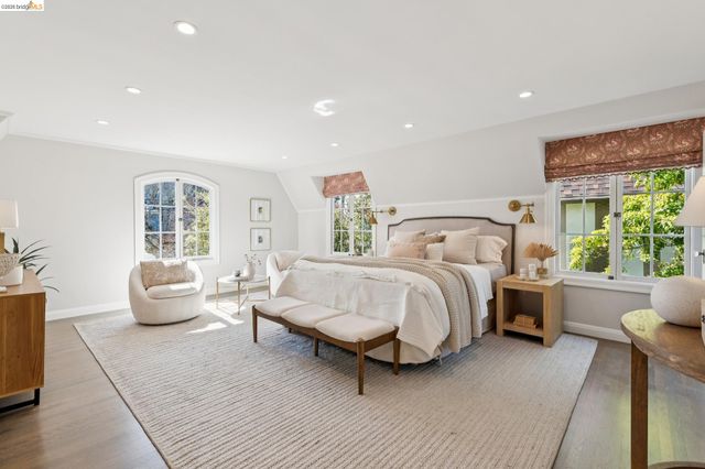 906 Paramount Rd, Oakland, CA 94610