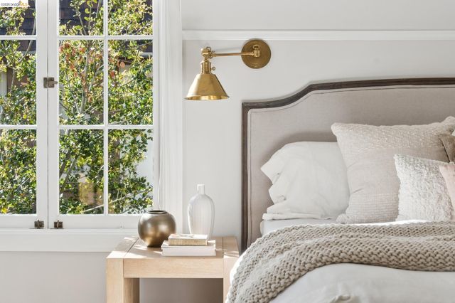 906 Paramount Rd, Oakland, CA 94610