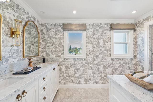 906 Paramount Rd, Oakland, CA 94610