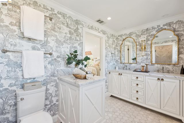 906 Paramount Rd, Oakland, CA 94610