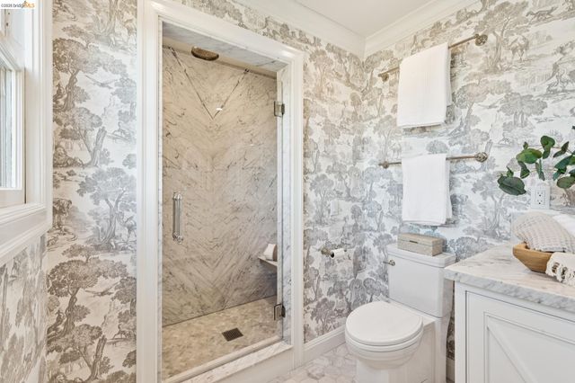 906 Paramount Rd, Oakland, CA 94610