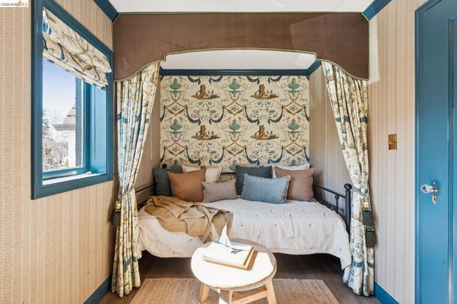 906 Paramount Rd, Oakland, CA 94610