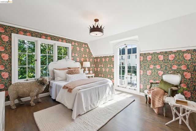 906 Paramount Rd, Oakland, CA 94610