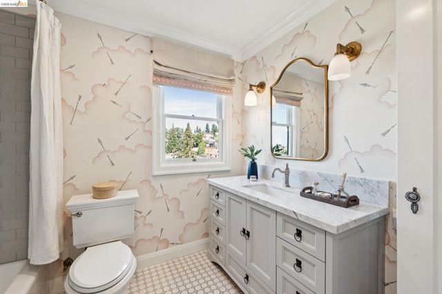 906 Paramount Rd, Oakland, CA 94610