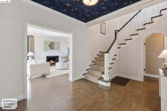 906 Paramount Rd, Oakland, CA 94610