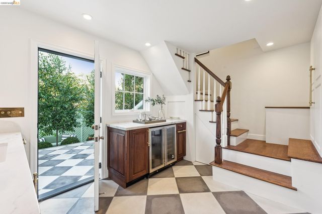 906 Paramount Rd, Oakland, CA 94610