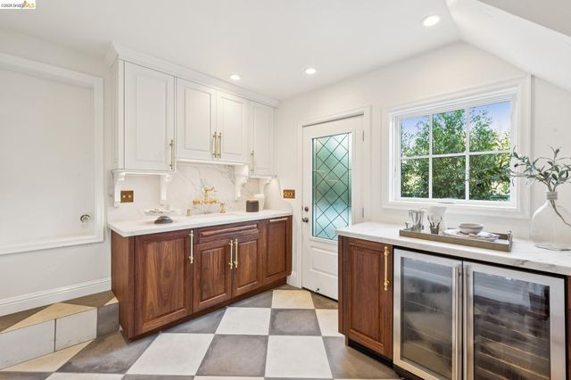 906 Paramount Rd, Oakland, CA 94610