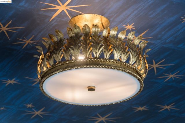 906 Paramount Rd, Oakland, CA 94610