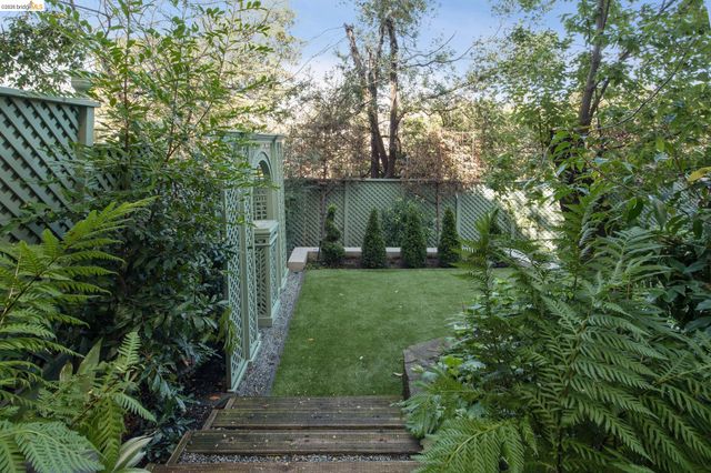 906 Paramount Rd, Oakland, CA 94610