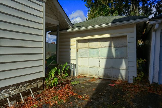 18 W Moody Ave, New Castle, PA 16101