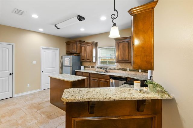 7646 Granite Dr, Corpus Christi, TX 78414