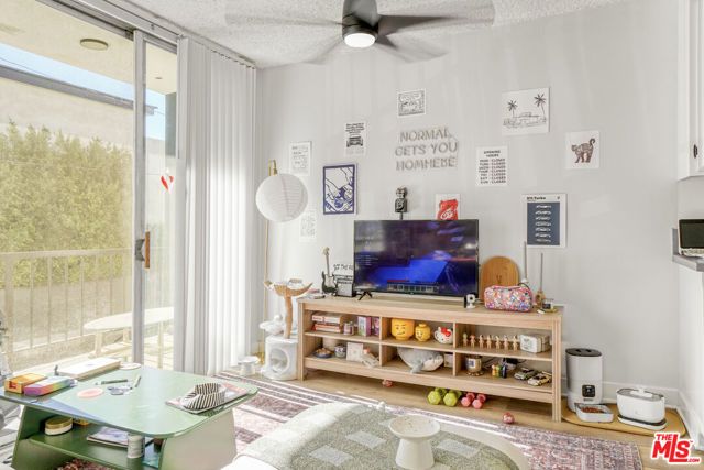 8011 Romaine Street, Los Angeles, CA 90046