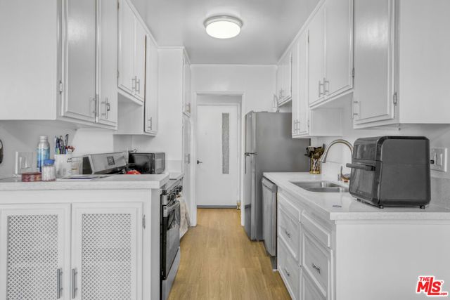 8011 Romaine Street, Los Angeles, CA 90046