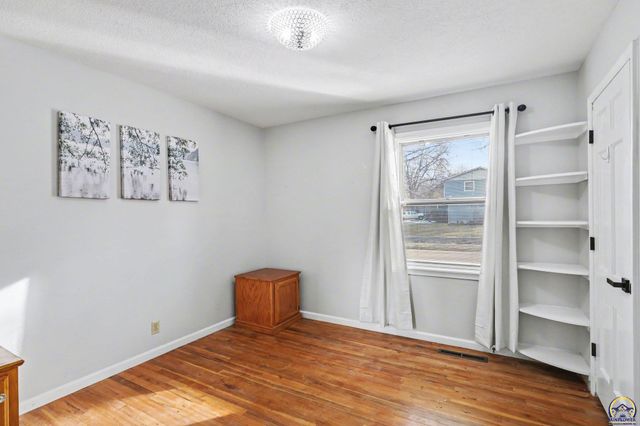 3201 SW Plass AVE, Topeka, KS 66611