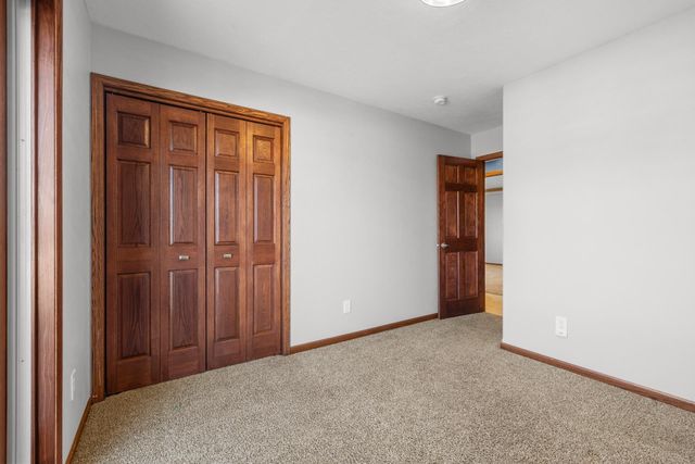1817 35th Ave SE, Minot, ND 58701