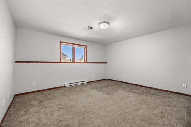 1817 35th Ave SE, Minot, ND 58701