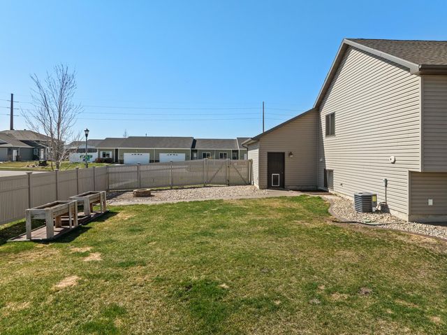 1817 35th Ave SE, Minot, ND 58701