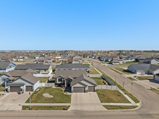 1817 35th Ave SE, Minot, ND 58701