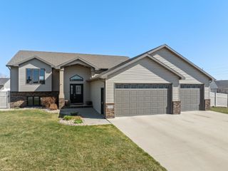 1817 35th Ave SE, Minot, ND 58701