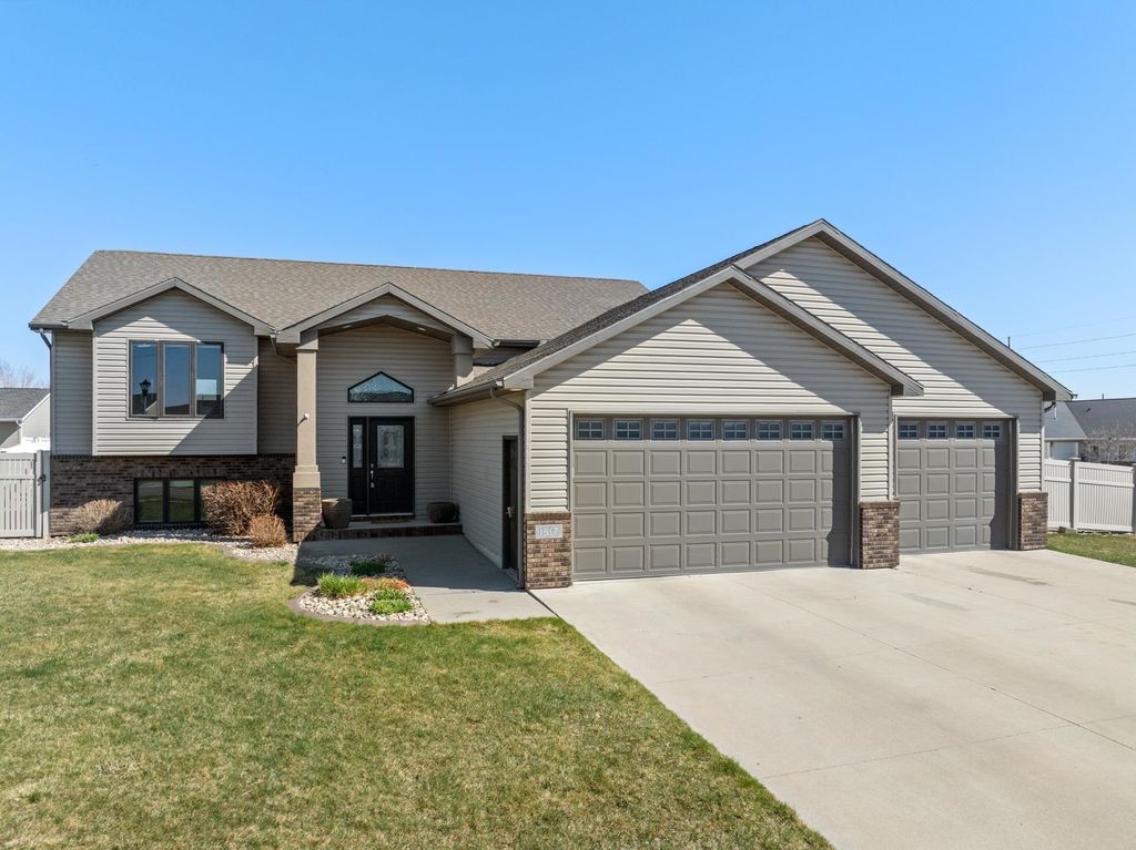 1817 35th Ave SE, Minot, ND 58701