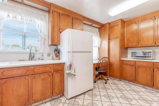 15209 Farnsworth St, San Leandro, CA 94579