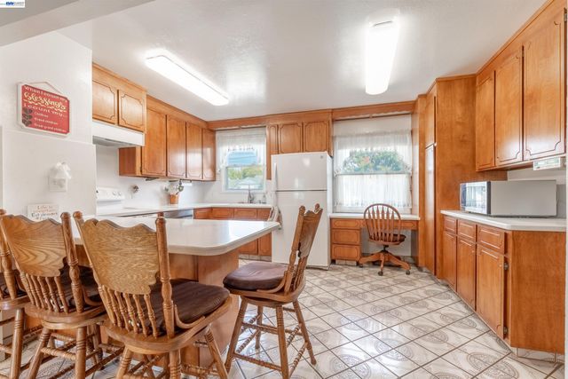 15209 Farnsworth St, San Leandro, CA 94579