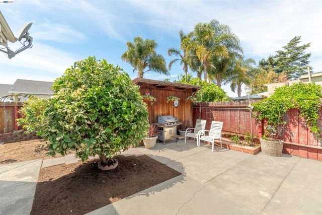 15209 Farnsworth St, San Leandro, CA 94579