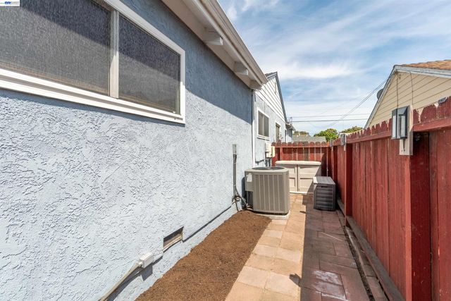 15209 Farnsworth St, San Leandro, CA 94579
