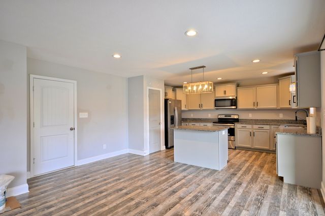 1688 RAINS RD, Clarksville, TN 37042