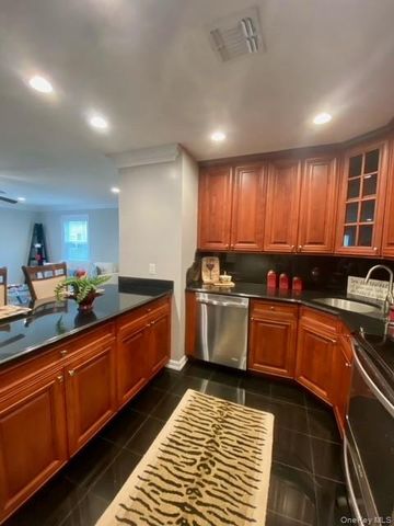 315 Adams Way 315, Sayville, NY 11782