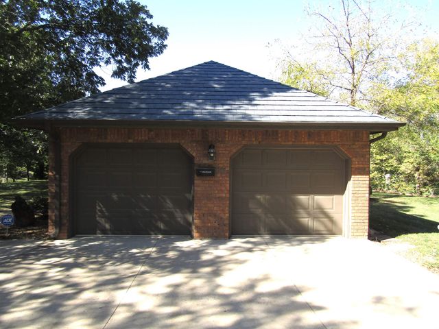 160 S Estates Dr, Salina, KS 67401