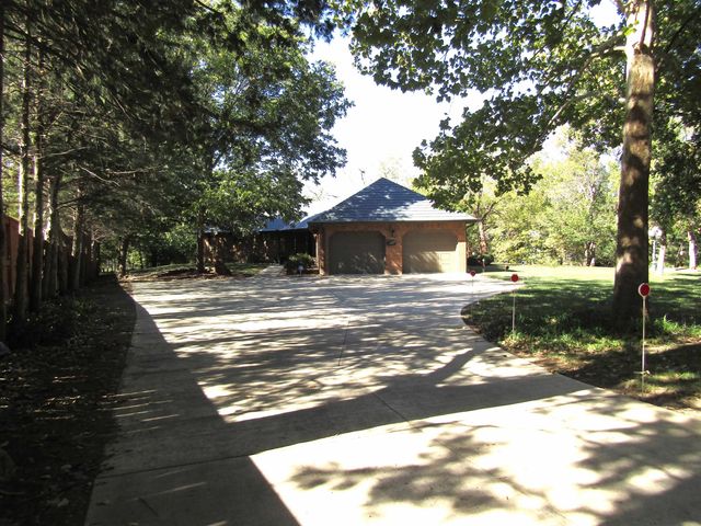 160 S Estates Dr, Salina, KS 67401