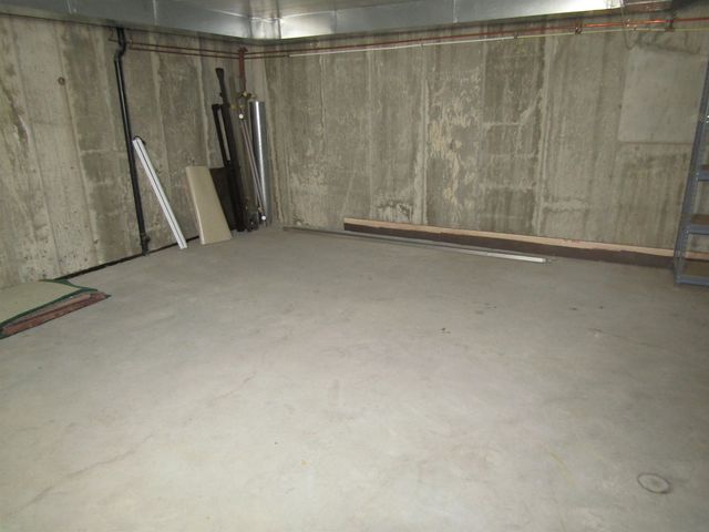 160 S Estates Dr, Salina, KS 67401