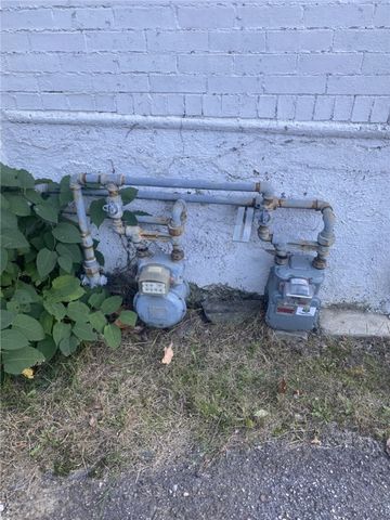 18 Saint John St, Mckees Rocks, PA 15136