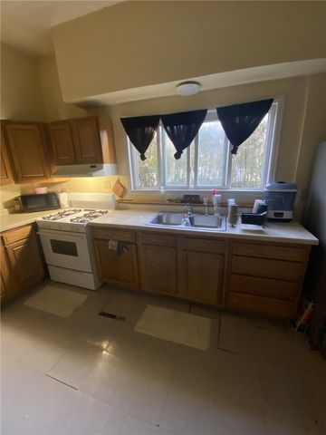 18 Saint John St, Mckees Rocks, PA 15136