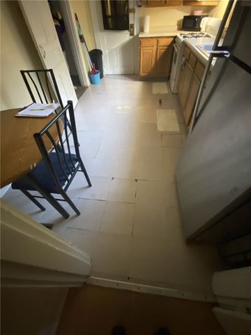 18 Saint John St, Mckees Rocks, PA 15136