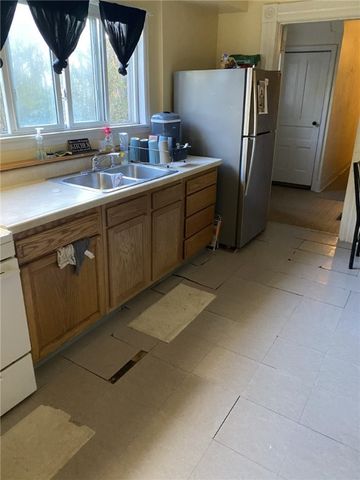 18 Saint John St, Mckees Rocks, PA 15136