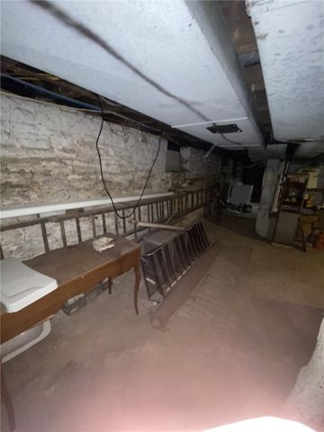 18 Saint John St, Mckees Rocks, PA 15136