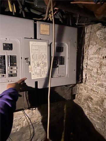 18 Saint John St, Mckees Rocks, PA 15136