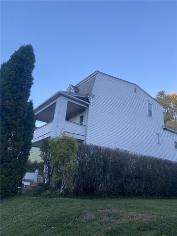 18 Saint John St, Mckees Rocks, PA 15136