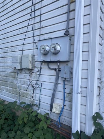 18 Saint John St, Mckees Rocks, PA 15136