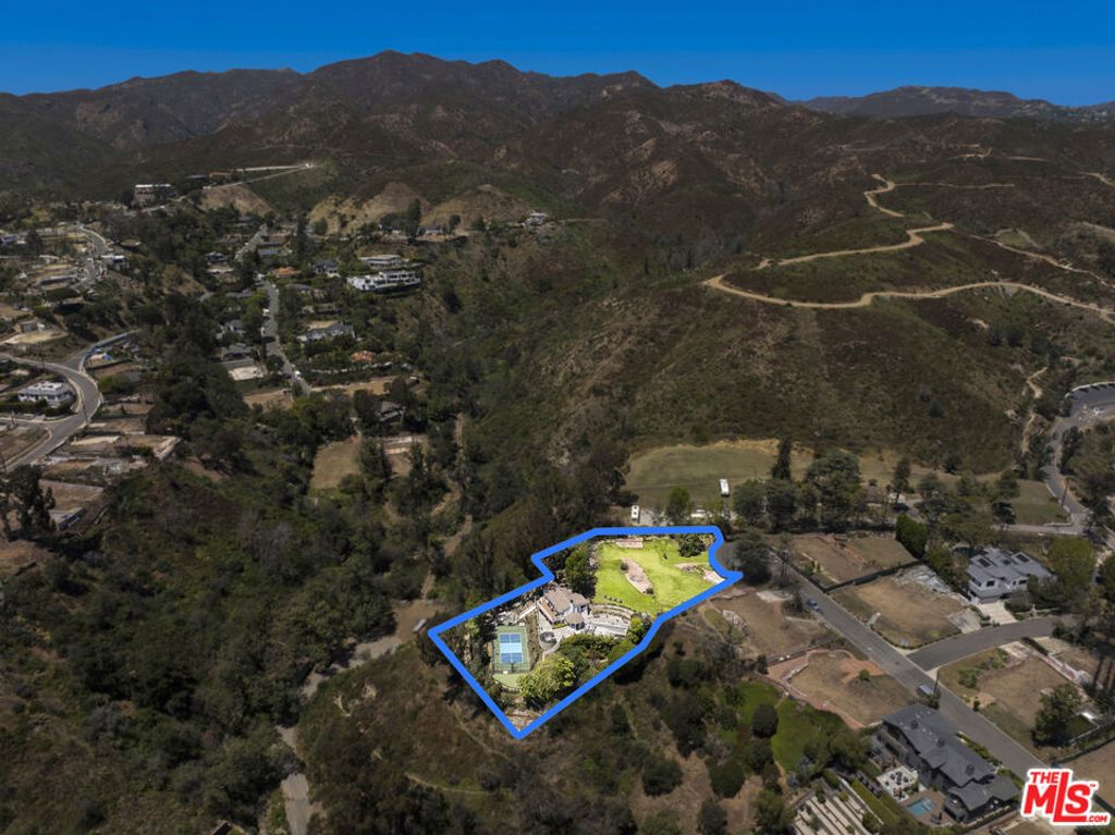 Image 3 of property listing at 1267 Villa Woods Drive, Pacific Palisades, CA 90272